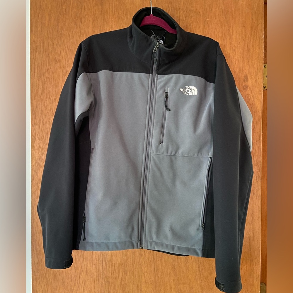 Men’s Medium Lightweight Northface jacket. Light inside lining.